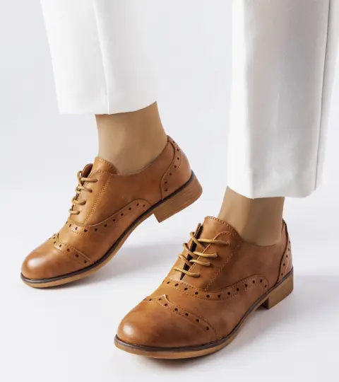 Hnědé oxfordky zdobené perforací Lizotte