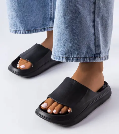 Černé gumové žabky Labrecque