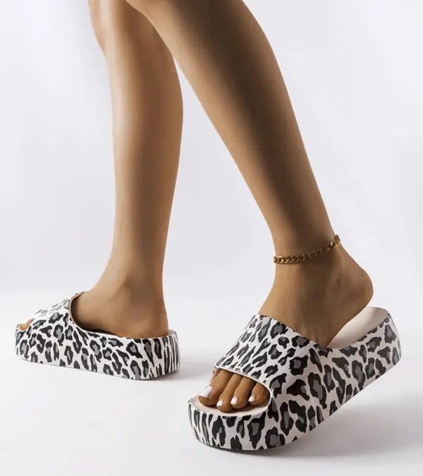 Bílé žabky Galena na platformě s leopardím vzorem