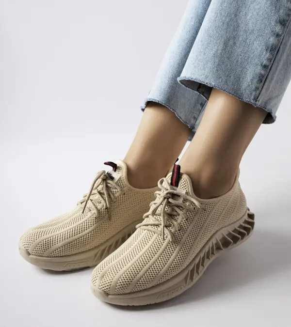 Bežové boty slip on s tkaničkou