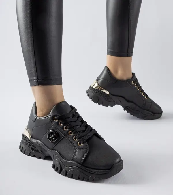 Černé sneakersy na masivní podrážce Arpaia