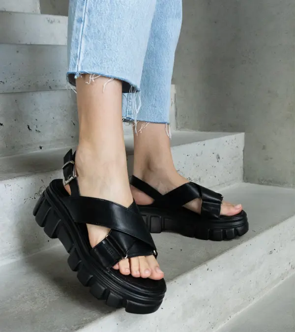 Černé elegantní sandály na platformě Torriana