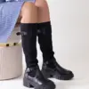 Wsuwané černé kozačky s elastickým svrškem Miste.