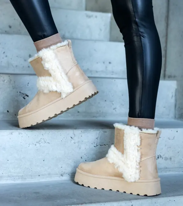 Beige ekologické sametové sněhule na platformě zdobené kožešinou Peters.