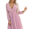 ISABELLE Polské řasené šaty s dlouhým rukávem a výstřihem – pudrově růžové