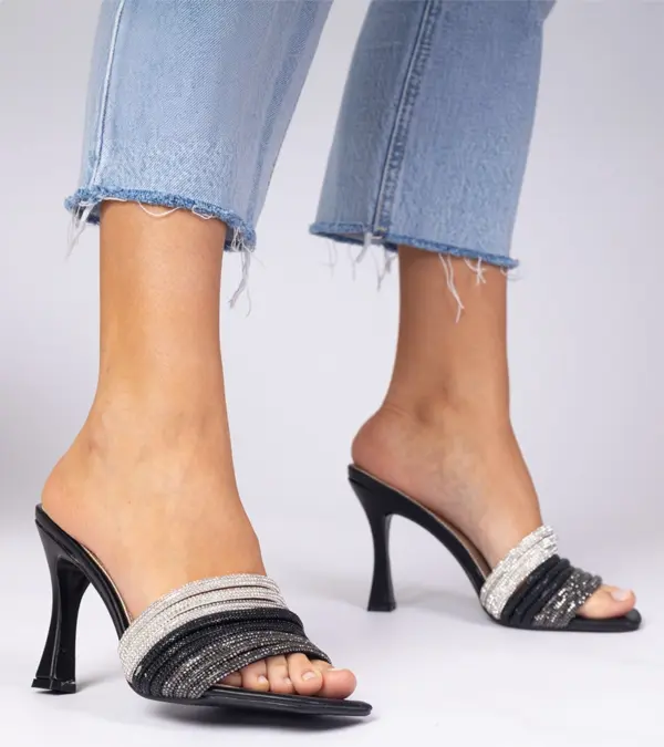 Černé elegantní pantofle na podpatku zdobené kamínky Jersita
