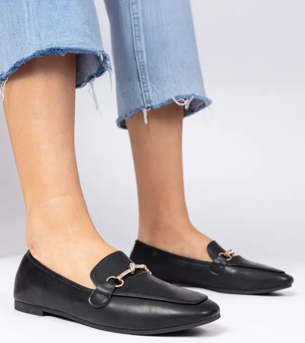 Černé elegantní mokasíny se zlatou ozdobou a kamínky Kalisa