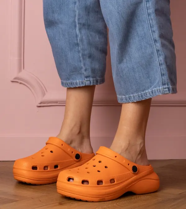 Oranžové uzavřené pantofle na platformě Kameris
