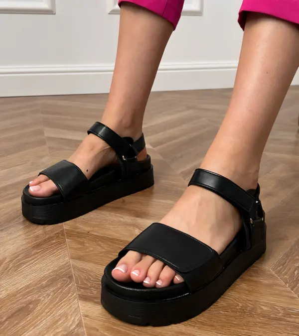 Černé sandály z eko kůže na platformě Trensi