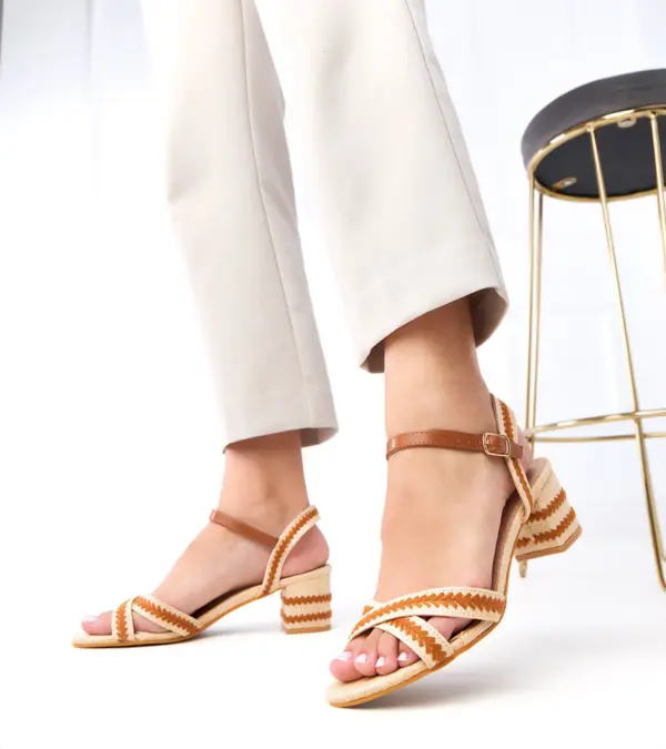 Hnědé sandály na podpatku zapínané na kotníku Markot