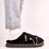 Černé uzavřené pantofle s ozdobami Verdugo