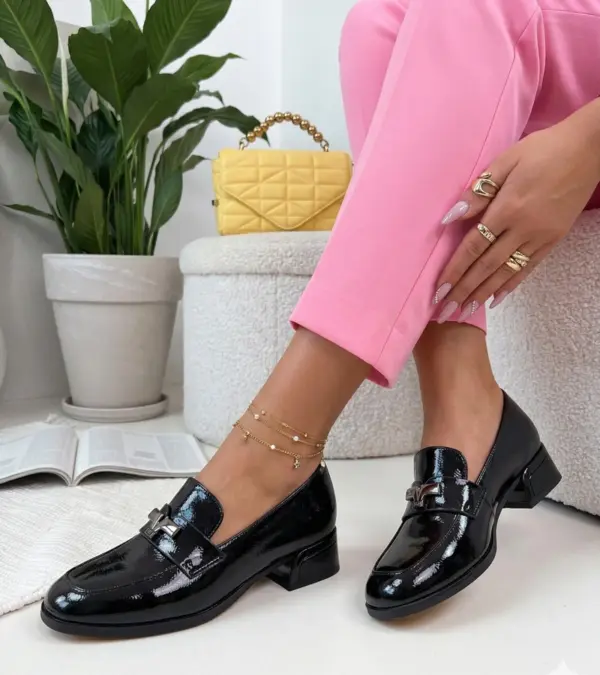 Černé elegantní lakované mokasíny na podpatku Cambell