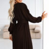 KLARA Elegantní skládané midi šaty s páskem a výstřihem – čokoládové