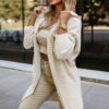 Pohodlný oversized kardigan s kapucí a stylovou nášivkou – béžový