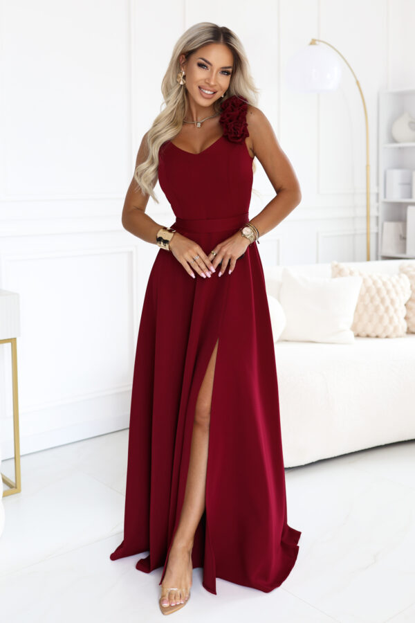 Elegantní večerní maxi šaty s rozparkem a růžemi – bordó