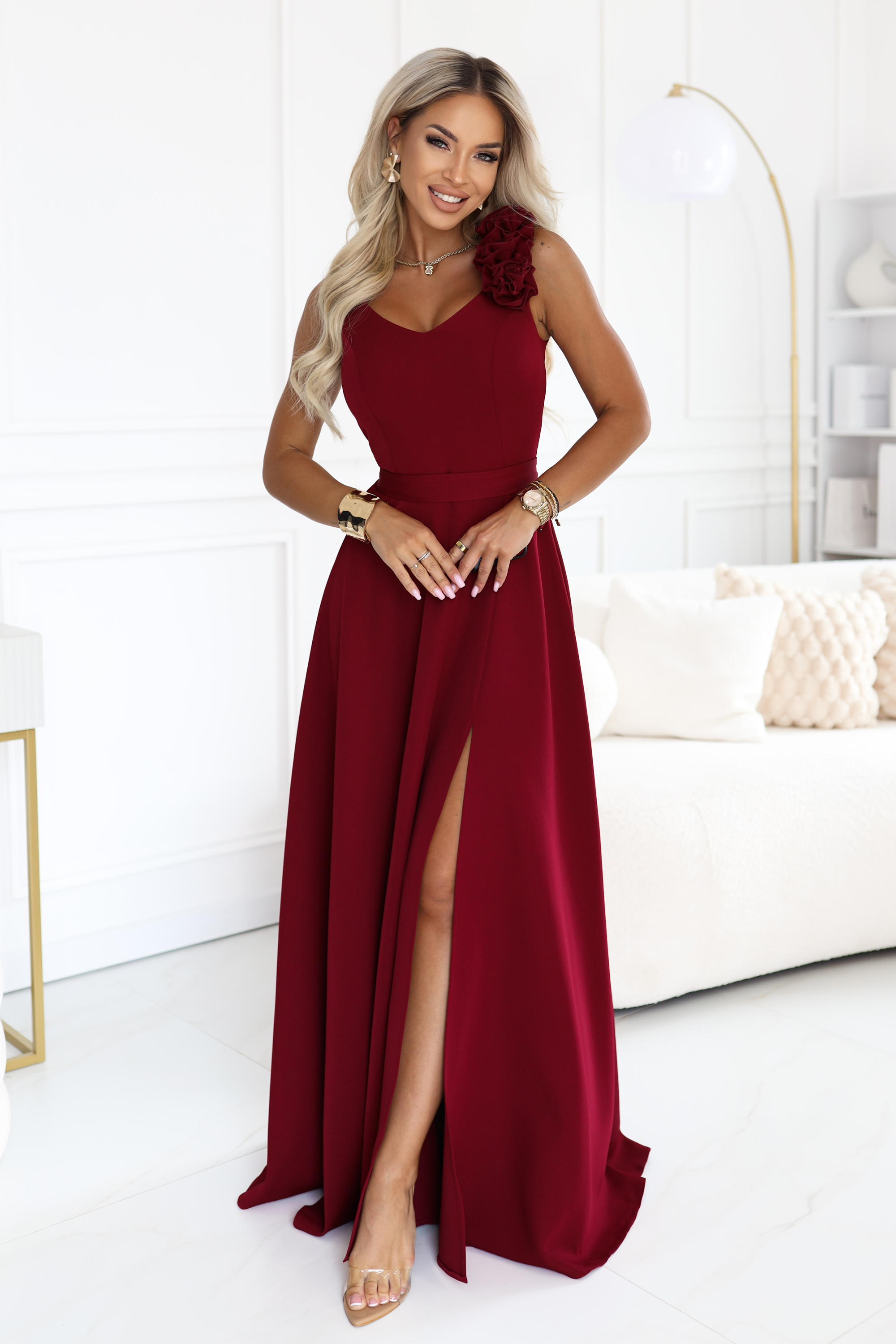 Elegantní večerní maxi šaty s rozparkem a růžemi – bordó