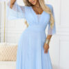 Dlouhé lesklé šaty plus size s výstřihem a průhledným rukávkem – světle modrá