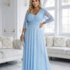 Dlouhé lesklé šaty plus size s výstřihem a průhledným rukávkem – světle modrá
