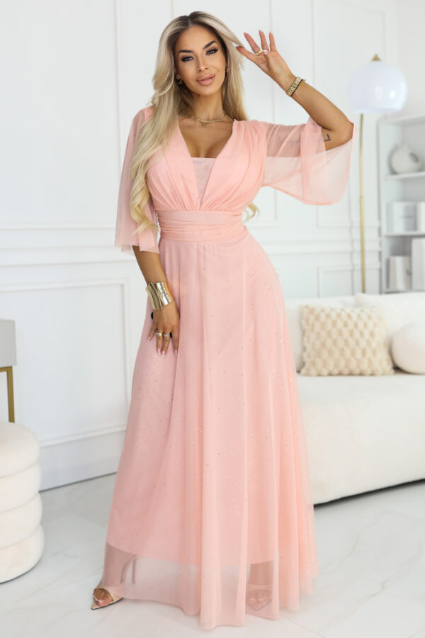 Dlouhé lesklé šaty plus size s výstřihem a průhledným rukávkem – broskvová