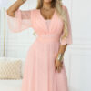 Dlouhé lesklé šaty plus size s výstřihem a průhledným rukávkem – broskvová