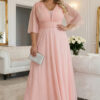 Dlouhé lesklé šaty plus size s výstřihem a průhledným rukávkem – broskvová