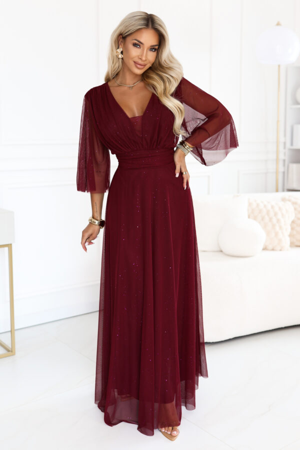 Dlouhé třpytivé šaty plus size s výstřihem a průhledným rukávem – bordó