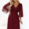 Dlouhé třpytivé šaty plus size s výstřihem a průhledným rukávem – bordó