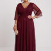 Dlouhé třpytivé šaty plus size s výstřihem a průhledným rukávem – bordó