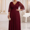 Dlouhé třpytivé šaty plus size s výstřihem a průhledným rukávem – bordó
