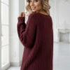Teplý oversized svetr s hustou tkaninou a výstřihem do V – vínový