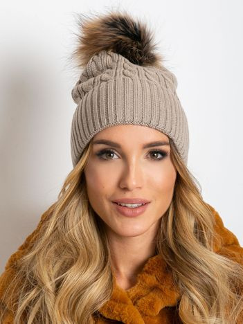 Tmavě béžová žebrovaná čepice s kašmírem a kožešinovou bambulí – TEREZA