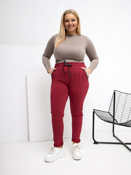 Vínové plus-size tepláky s dekorativními detaily – CAVONA