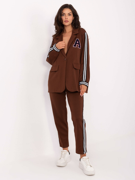 Hnědý casual komplet s lampasy RUE PARIS – VIORENNE