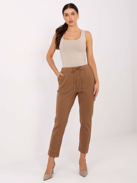Camel kalhoty s lehce zúženou nohavicí – IREELIA