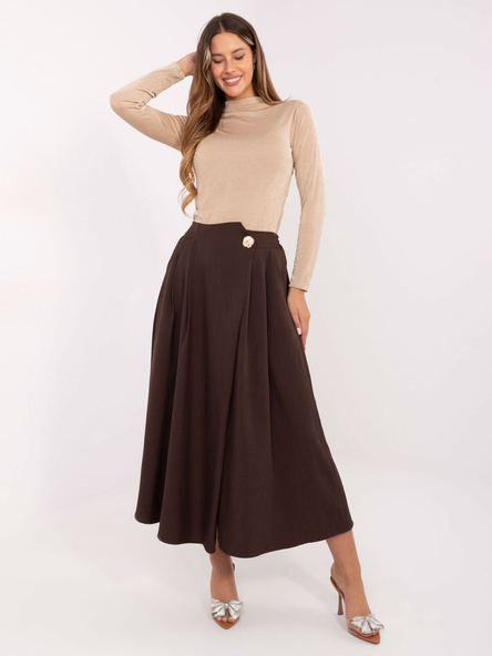 Tmavě hnědá elegantní midi sukně s ozdobným knoflíkem – QELALIA