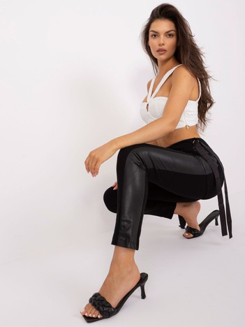 Černé tepláky s páskovými detaily Lily Rose – IVAARIA
