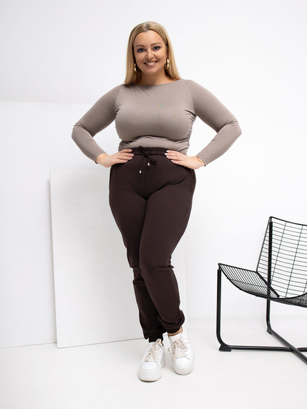 Čokoládové plus-size tepláky v basic střihu – DELENNA