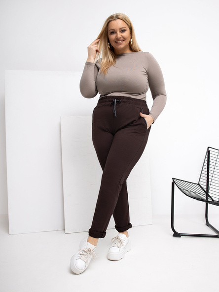 Čokoládové plus-size tepláky s vázáním – CAVONA