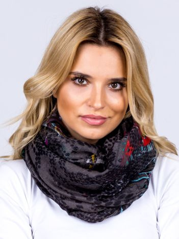 Černý viskózový šátek s folklorními motivy – ABIGAIL