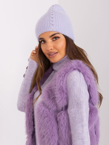 Světle fialová beanie čepice s angorou a aplikací – HELENA