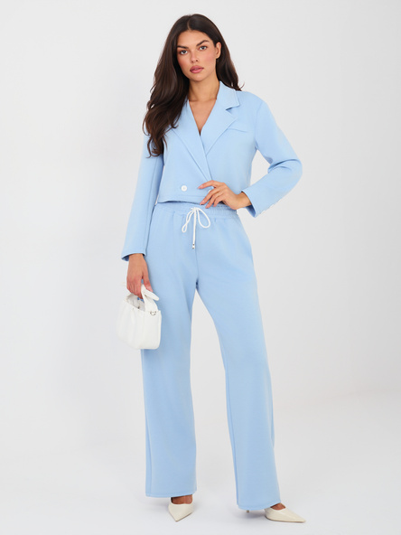 Světle modrý komplet s dvouřadým sakem – ADAESSA