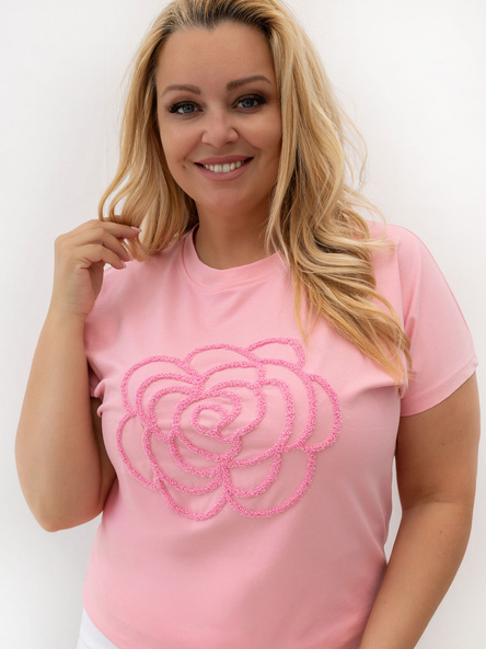 Světle růžové plus size tričko GISELIA s plastickou květinou