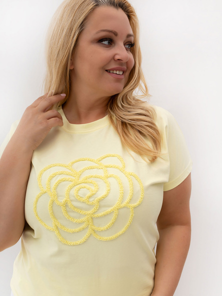 Světle žluté plus size tričko GISELIA s květinovou aplikací