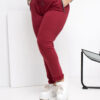 Vínové plus-size tepláky s dekorativními detaily – CAVONA