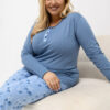 Šedomodré bavlněné pyžamo SYNNØVE plus size s růžemi