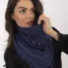 Tmavě modrý trojúhelníkový šátek s copánkovou strukturou – YASMIN