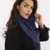 Tmavě modrý trojúhelníkový šátek s copánkovou strukturou – YASMIN