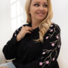 Černá plus-size mikina s výšivkou na rukávech RELEVANCE – DANARA