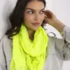 Neonově žlutý řasený viskózový šátek – VANDA