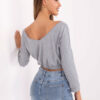 Šedý crop top QUEVANNA s odhaleným ramenem